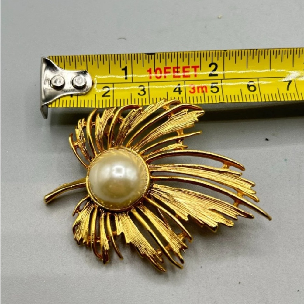 Vintage Gold Leaf Brooch with Faux-Pearl Accent and Perfect Back Pin Clasp/Lock - Picture 3 of 5